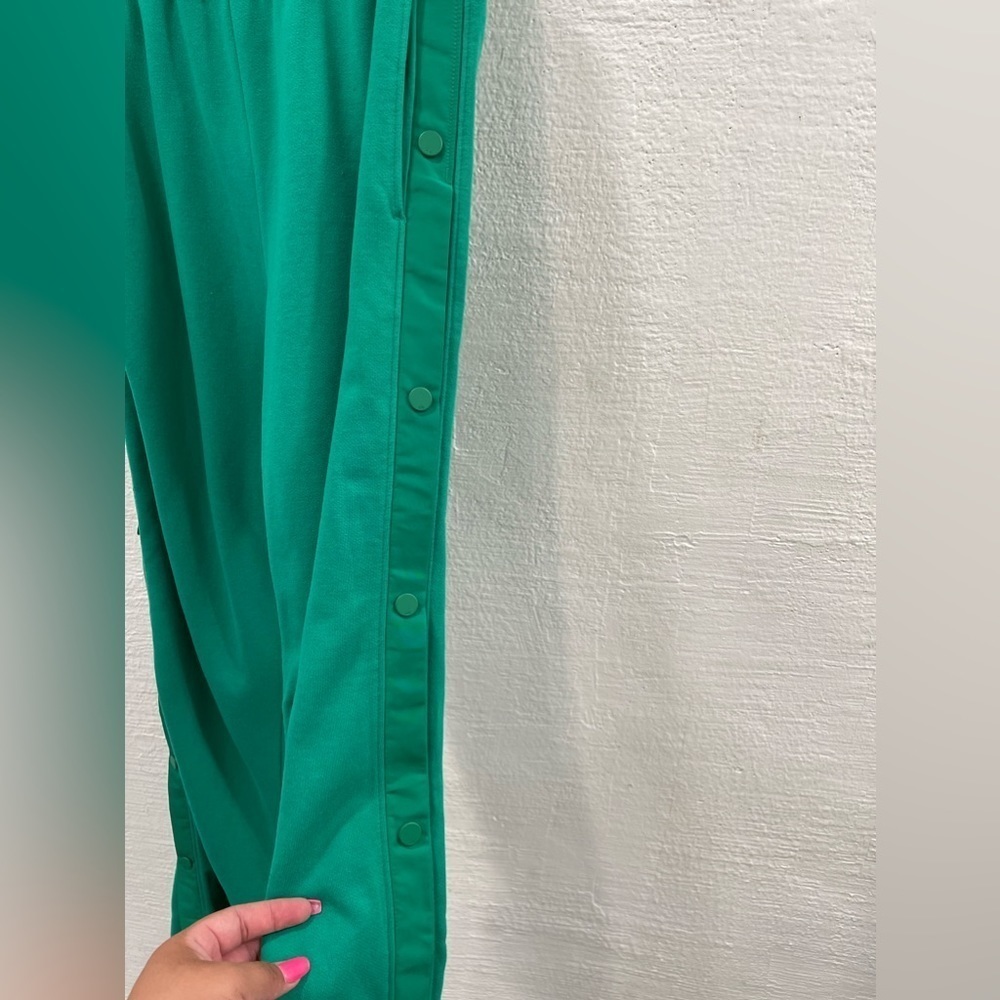 Alo Yoga Courtside Tearaway Snap Pant Green Emerald - Picture 4 of 6